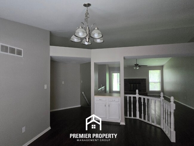 Foto del edificio - Stunning 3BR/2BA Florissant Home with Fireplace, 2-Car Garage & Fenced Yard!