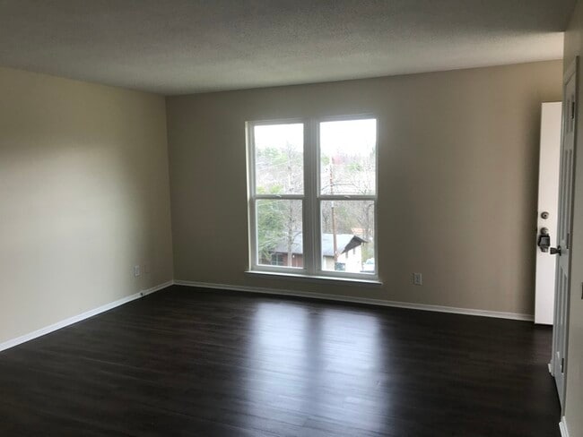 Foto del edificio - 4789 Forest Wood Ln