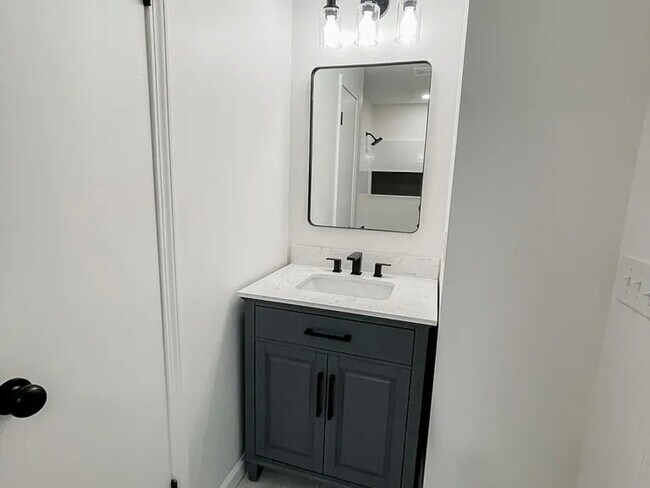 Building Photo - 323 Forrest Glen Rd