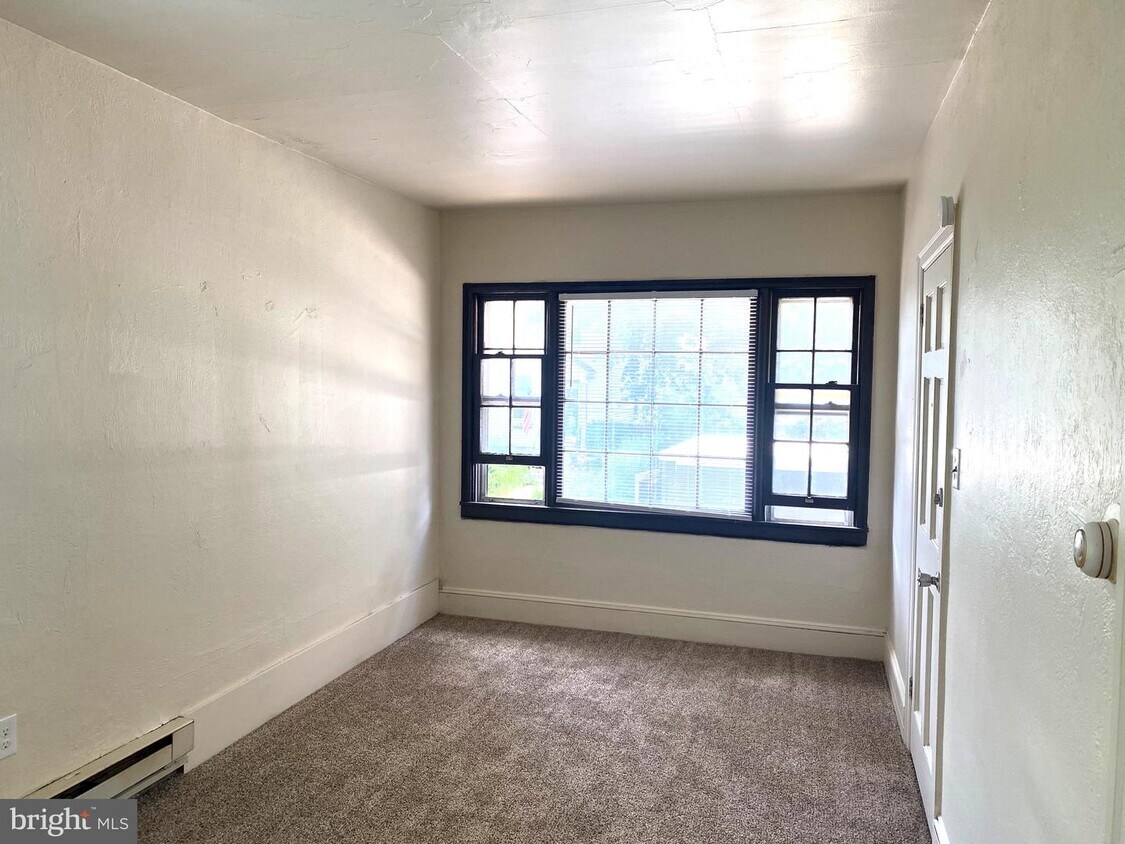725 W Broad St Unit 3, Quakertown, PA 18951 Room for Rent in