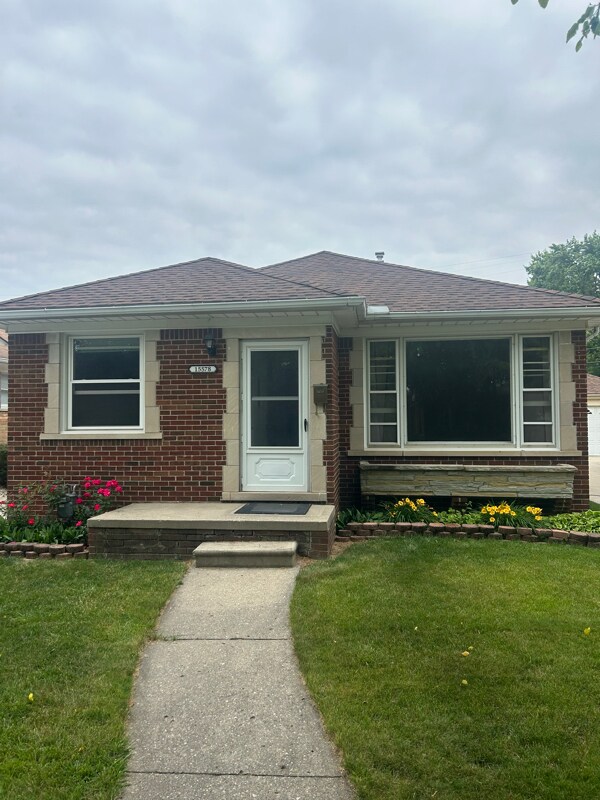 Foto principal - 15578 Regina Ave
