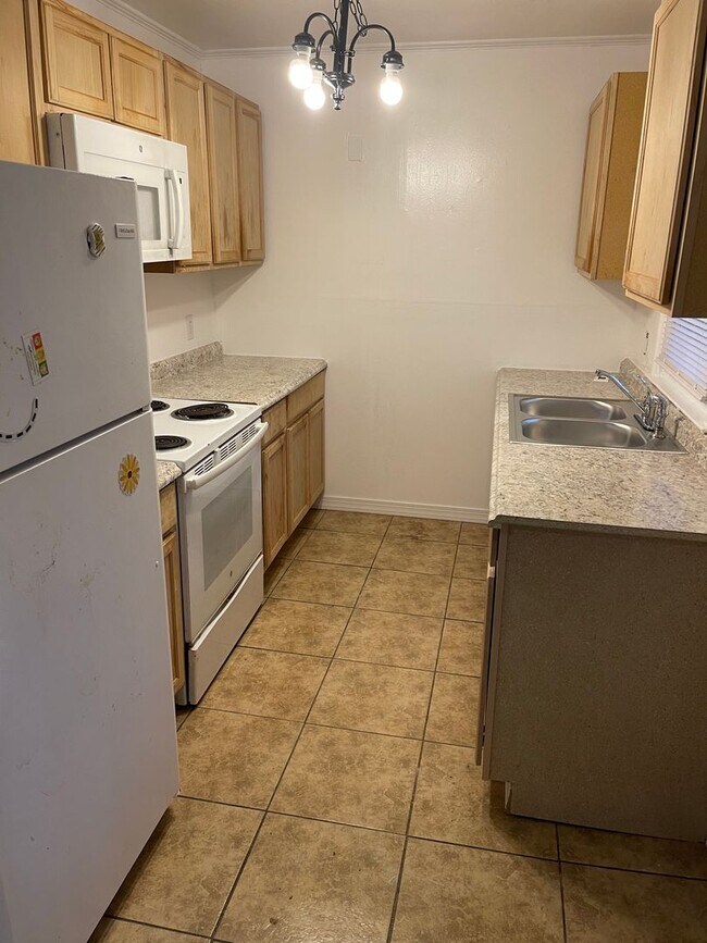 Foto del edificio - 3bed house in the county! Central all electric hvac, laundry, yard and hardwoods.