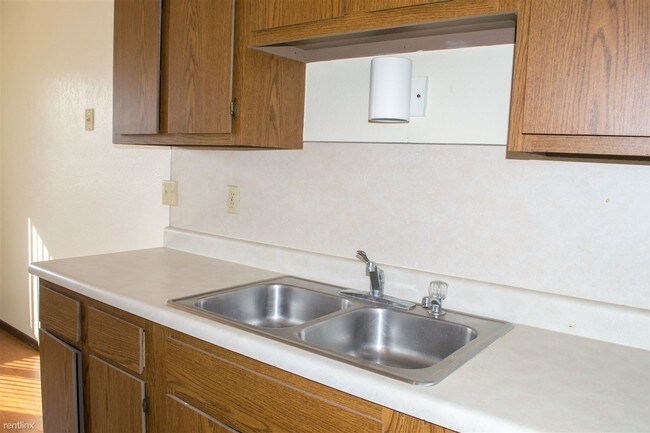 Building Photo - 2 br, 1 bath  - Milltown Manor Apt 4