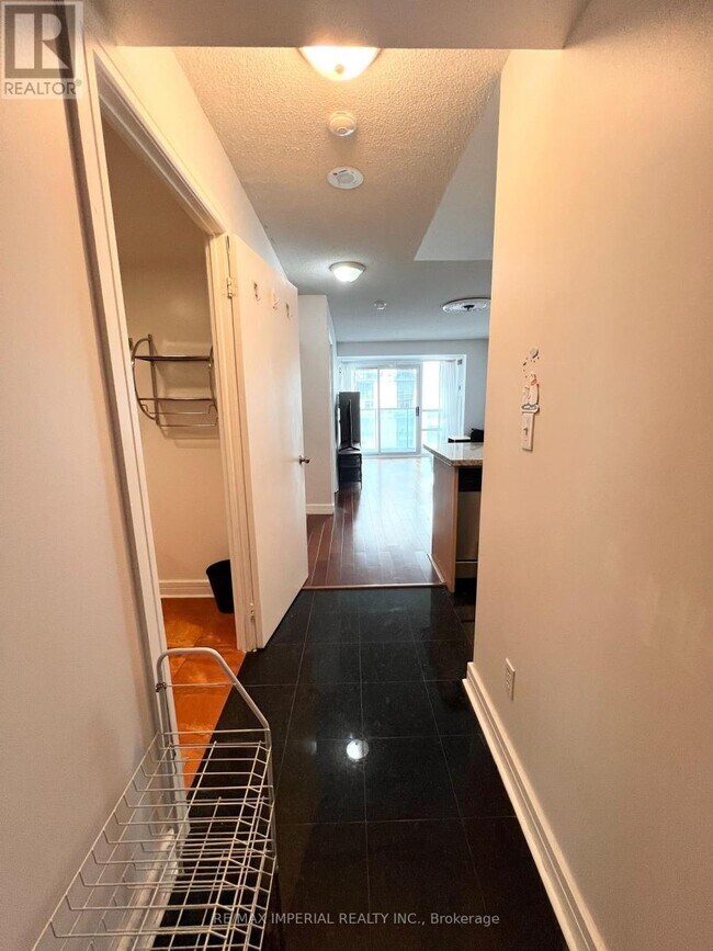 Photo du bâtiment - 18 Harrison Garden Blvd