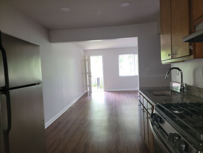 Building Photo - Renovated - Minutes ATL, East Point, Colle...