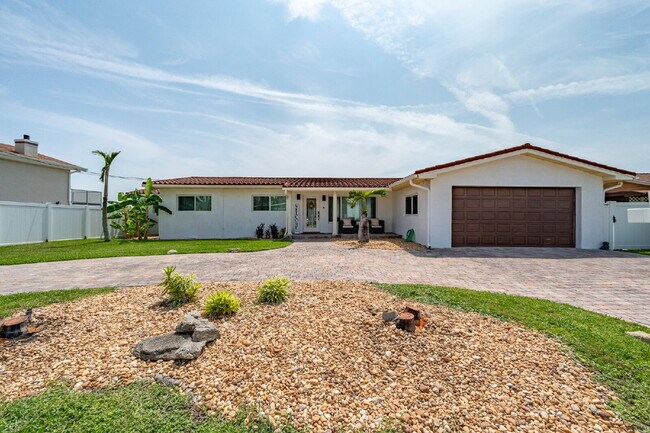 Foto del edificio - Gorgeous Riverfront 3/2 with dock and boat lift!!