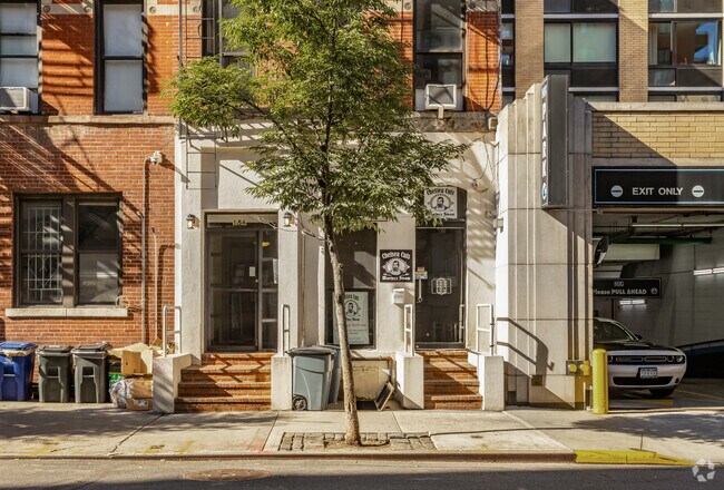 Building Photo - 156 W 20th St