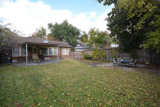 Building Photo - WEST UNIVERSITY LEASE HOME