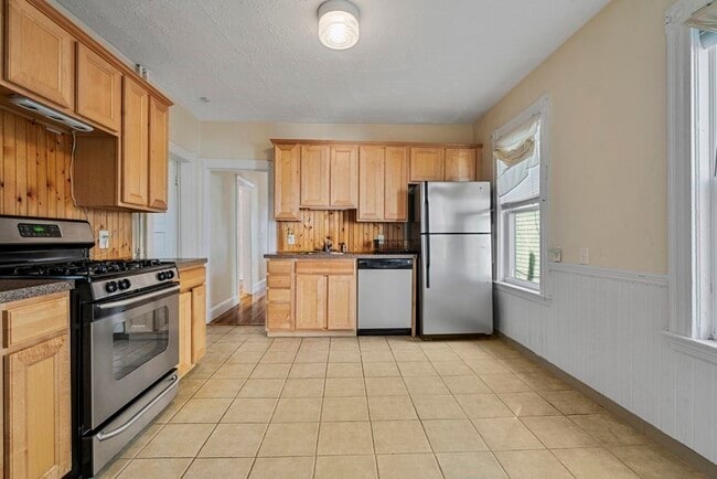 Building Photo - 31 Harold St