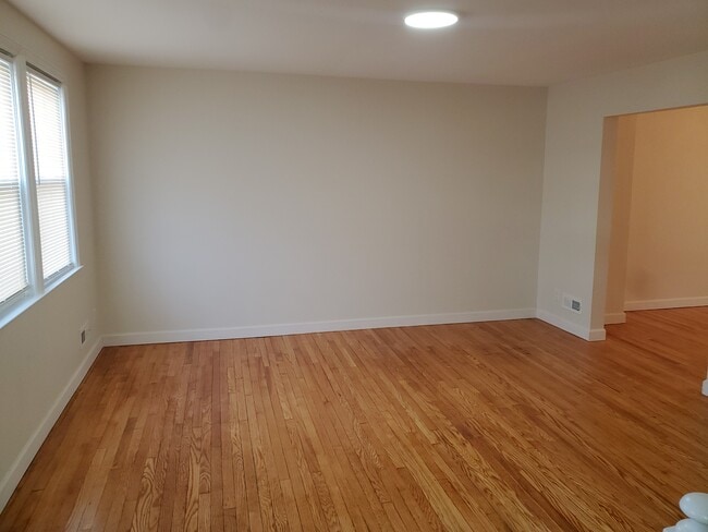 Building Photo - 2753 Pelham Ave