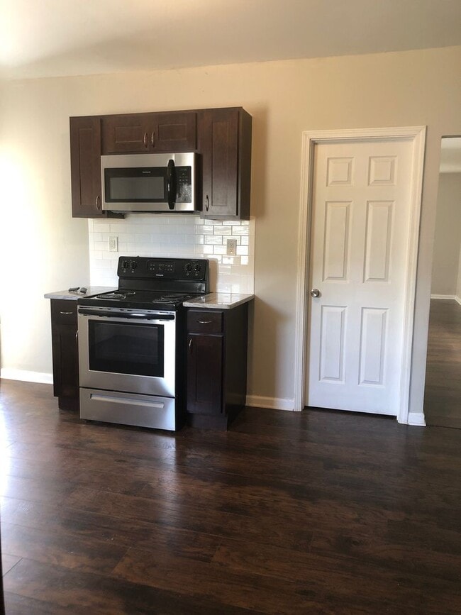 Building Photo - Single Family Home 3 beds 2 bath Available Now!