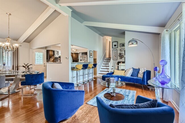 Foto del edificio - 823 River Forest Ct