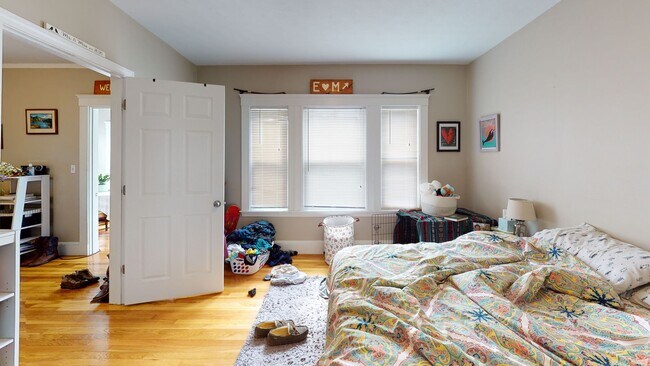 Building Photo - Bright, Spacious 3-Bed in Brighton