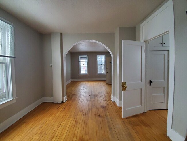 Building Photo - 2 Bed/1 Bath Single Family Home