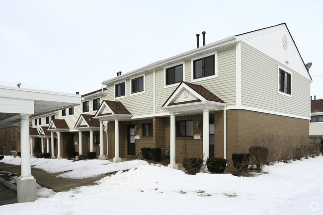 Building Photo - Villas at Water's Edge