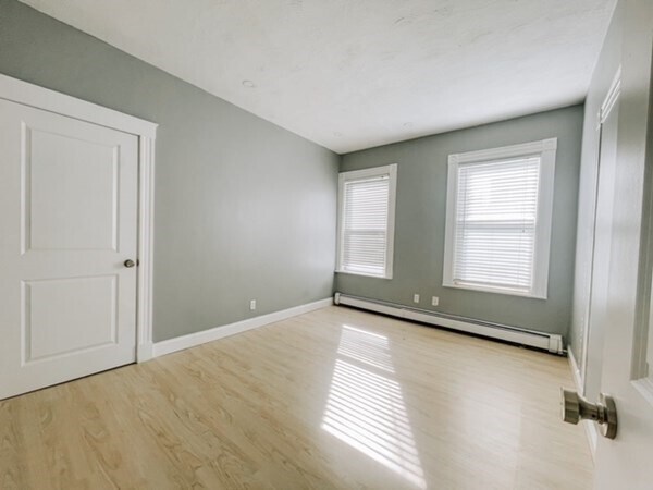 Foto del edificio - 825 E 2nd St