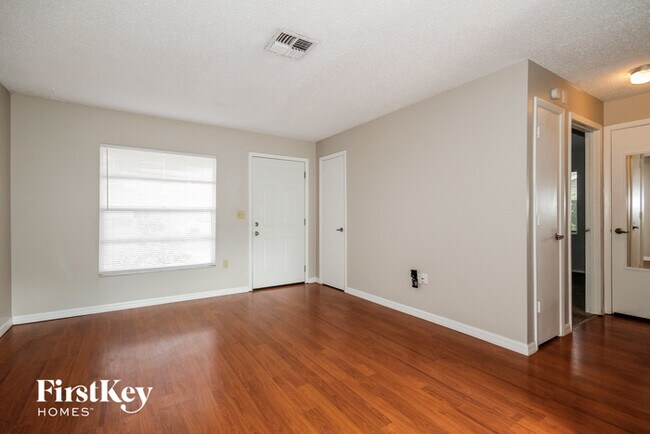 Foto del edificio - 895 Willow Ln