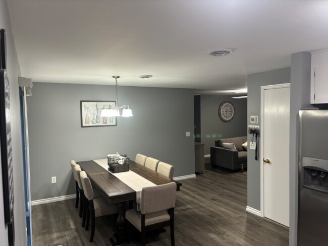 Building Photo - 1000 Merlot St