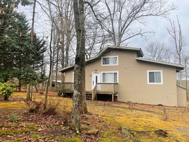 Building Photo - 200 Mountain Mdws Rd