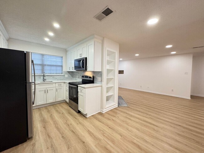 Foto del edificio - Bright And Cozy 3 Bed 2 Bath Condo In Vibrant Heights On Penderbrook