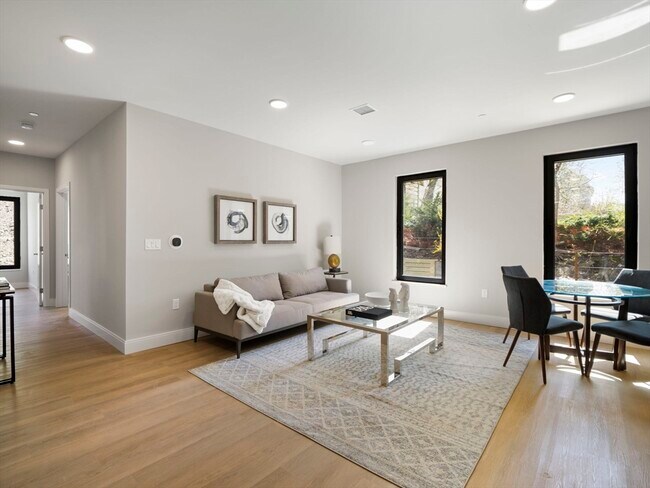 Foto del edificio - 249 Corey Rd