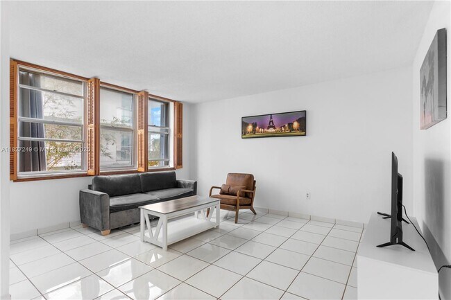 Building Photo - 9440 W Bay Harbor Dr