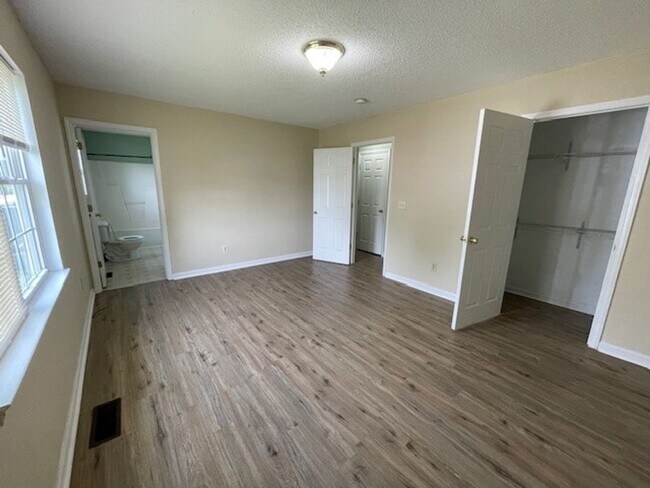 Foto del edificio - READY TO MOVE IN! 3 BEDS/2 BATHS!