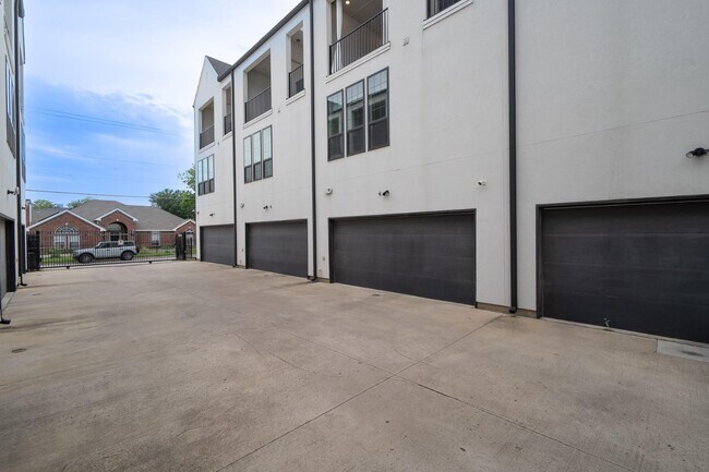 Building Photo - Gated Luxury Townhomes with yard + Roof Patio
