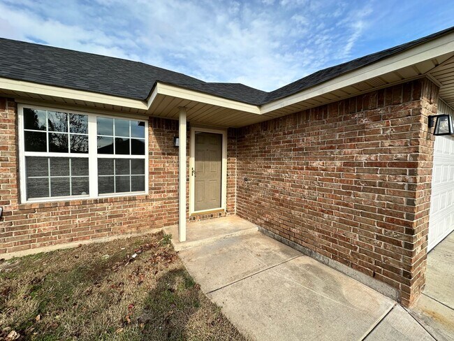 Foto del edificio - Beautiful 3bed/2bath House Available Near Tinker and Oklahoma Heart Hospital!
