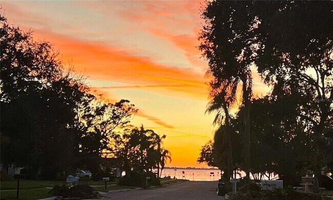 Foto del edificio - 329 Bernard Ave