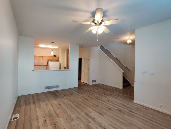 Building Photo - Townhome in Neighborhood Close to Dublin a...