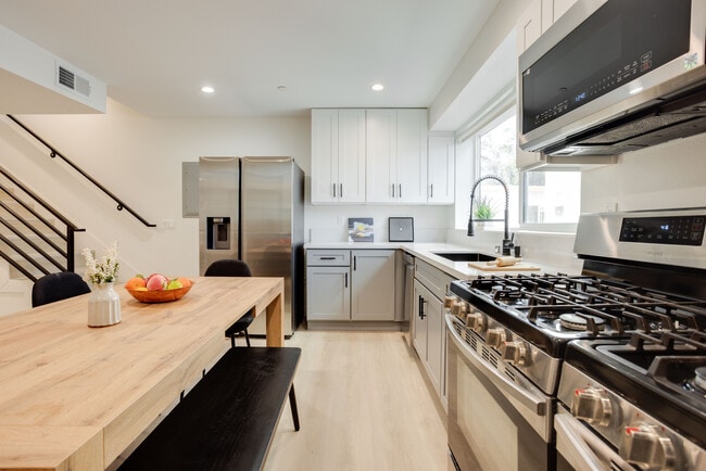 Kitchen - 1224 W 37th Pl Student Housing