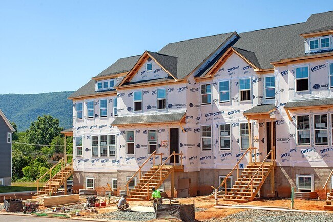 Building Photo - Pet-Friendly Crozet Townhome - $1,000 Off 1st Month's Rent!