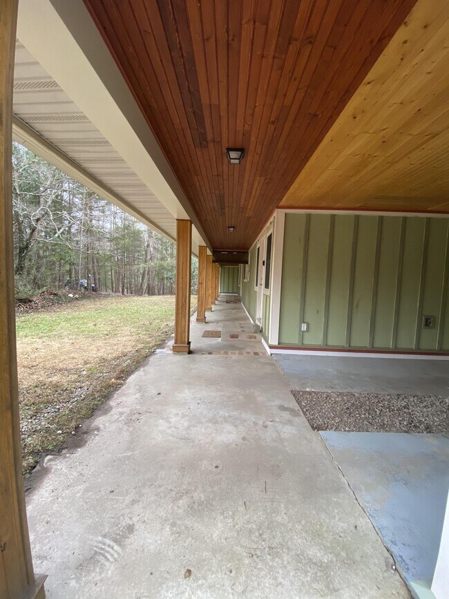 Building Photo - 16 Rainbow Ridge Rd