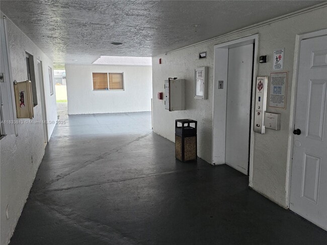 Building Photo - 6060 W 21st Ct