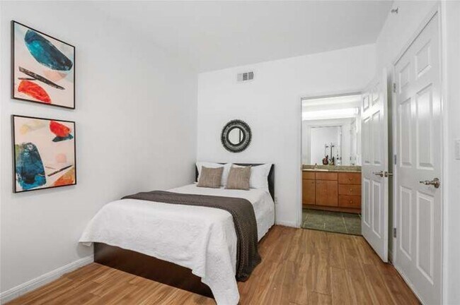Foto del edificio - PRE-LEASE 2025/2026: Poolside 2-Bedroom, 2...