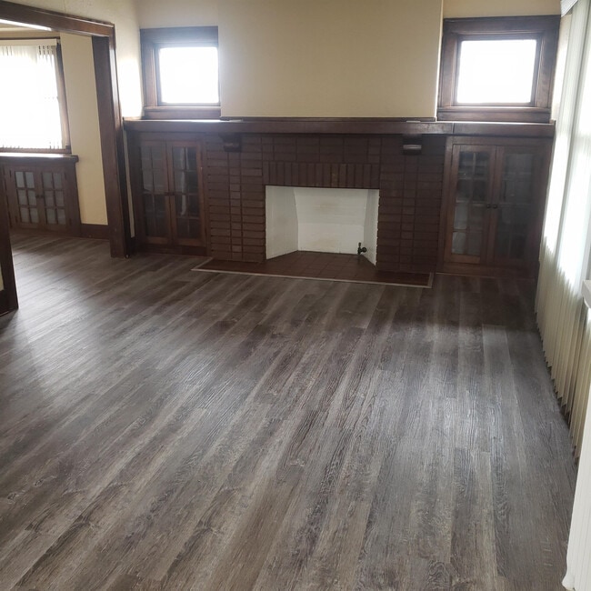Building Photo - 4320 N Lockwood Ave