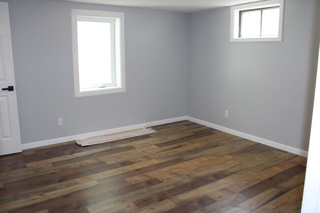 Building Photo - NEWLY REMODELED 5 BEDROOM 4 BATH