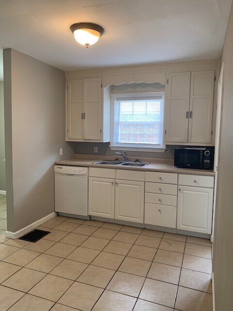 Building Photo - 737 W 44th St