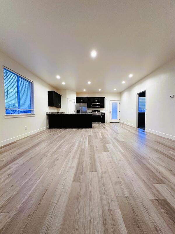 Building Photo - 225 950 E