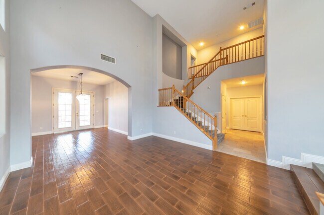 Entrance/Dining Room - 528 Silver Grove St