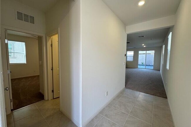 Pasillo de entrada - 4186 Juniper Pear Ave