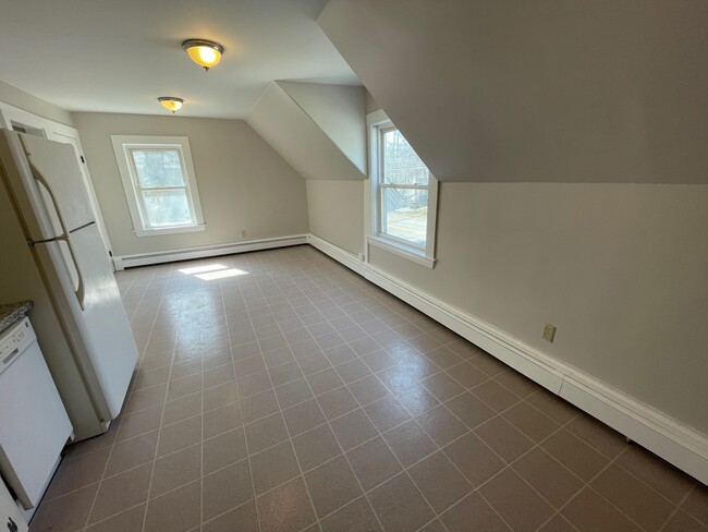 Large open space in kitchen - 19 Cottage St