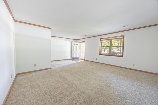 Building Photo - 10896 Oak Blvd