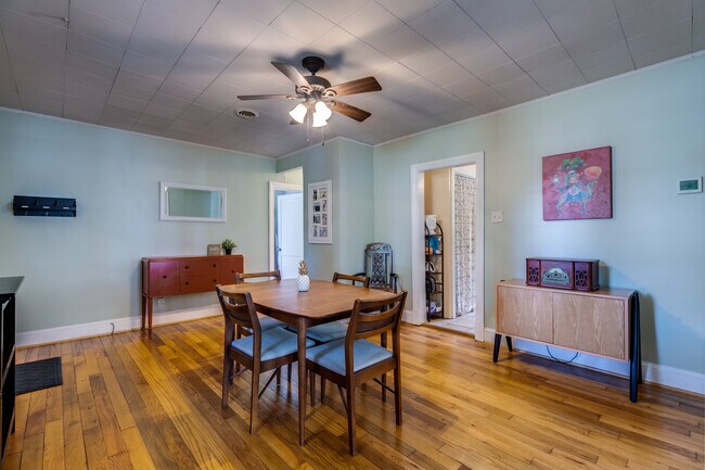Building Photo - 2401 Salua Dr
