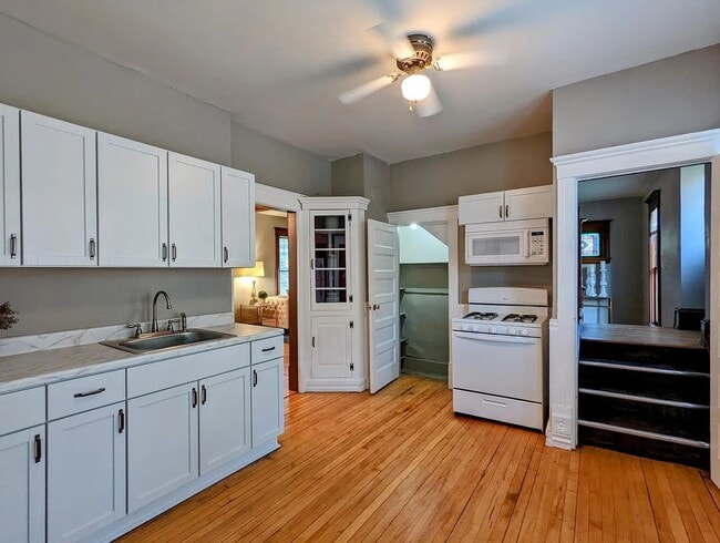 Building Photo - 2801 Harriet Ave