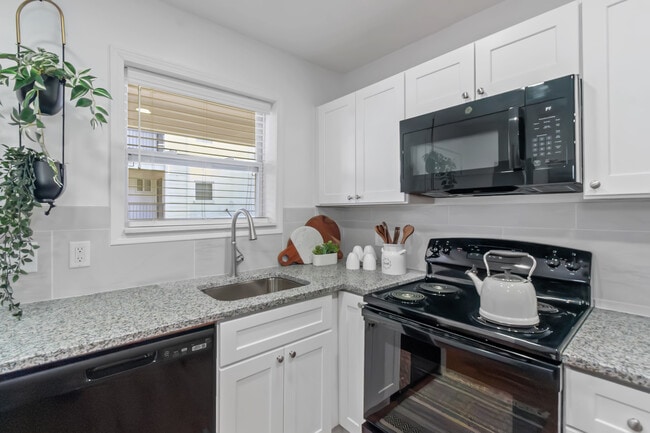 Building Photo - The Avenue at 3060