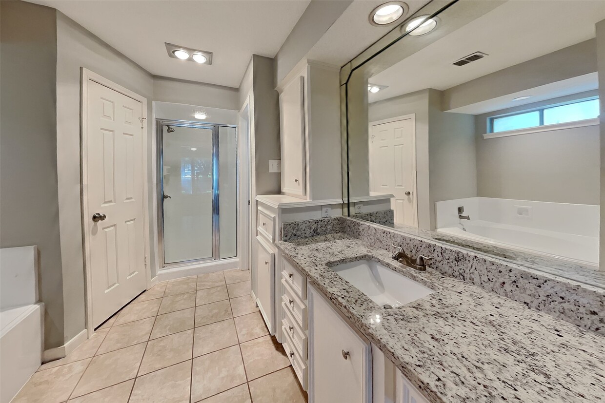 Building Photo - 8427 Burwood Park Dr