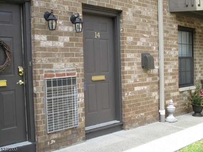 Foto del edificio - 181 Long Hill Rd
