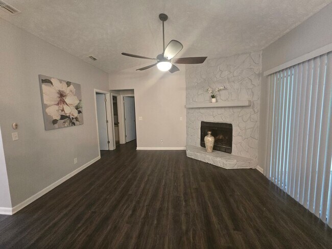 Foto del edificio - 6764-8 Willowbrook - Stewarts Creek